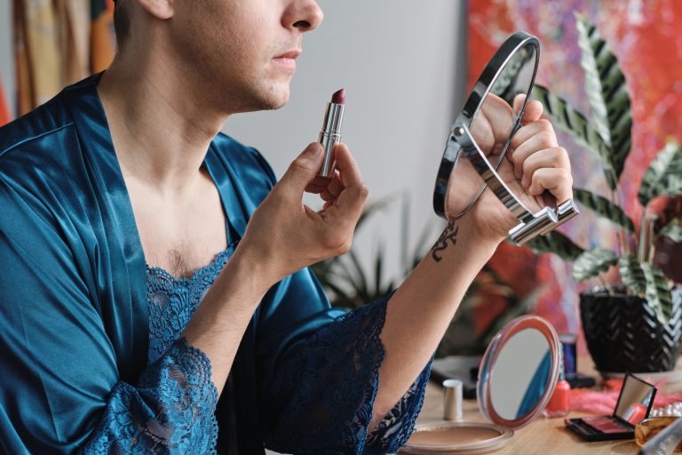 Comment créer un profil de rencontre irrésistible quand on est travesti ?